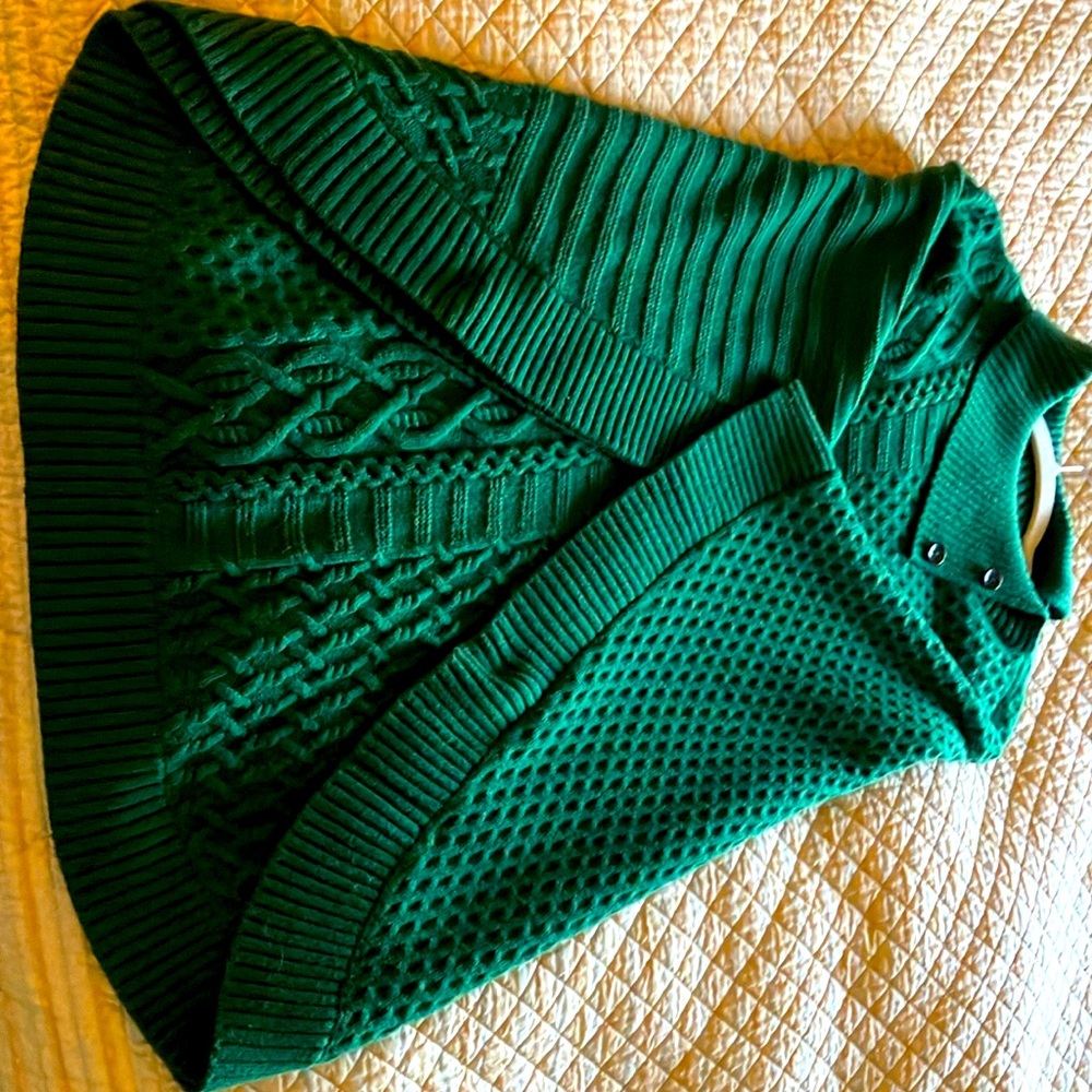 Talbot’s cable knit sweater cape in forest green. Size 1x.